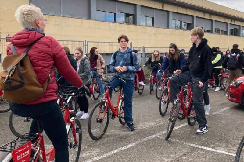 Estudiantes finlandeses, con las bicis del Ayuntamiento de Rivas