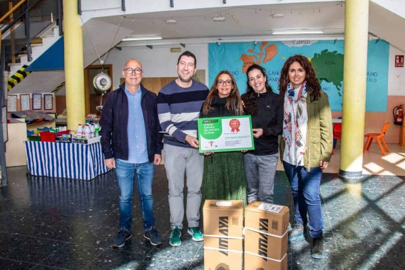 Aída Castillejo, Mónica Carazo y José Luis Alfaro entregan su premio al CEIP Mario Benedetti