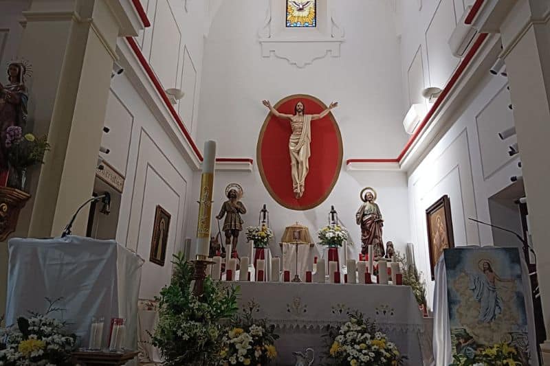 Ábside de la parroquia de San Marcos de Rivas Vaciamadrid, con una imagen de Cristo resucitado, flanqueado de imágenes de San Isidro, San Marcos, La Paloma y retrato de San José y el Niño, y encabezado por vidriera del Espíritu Santo (Fuente: Diario de Rivas)
