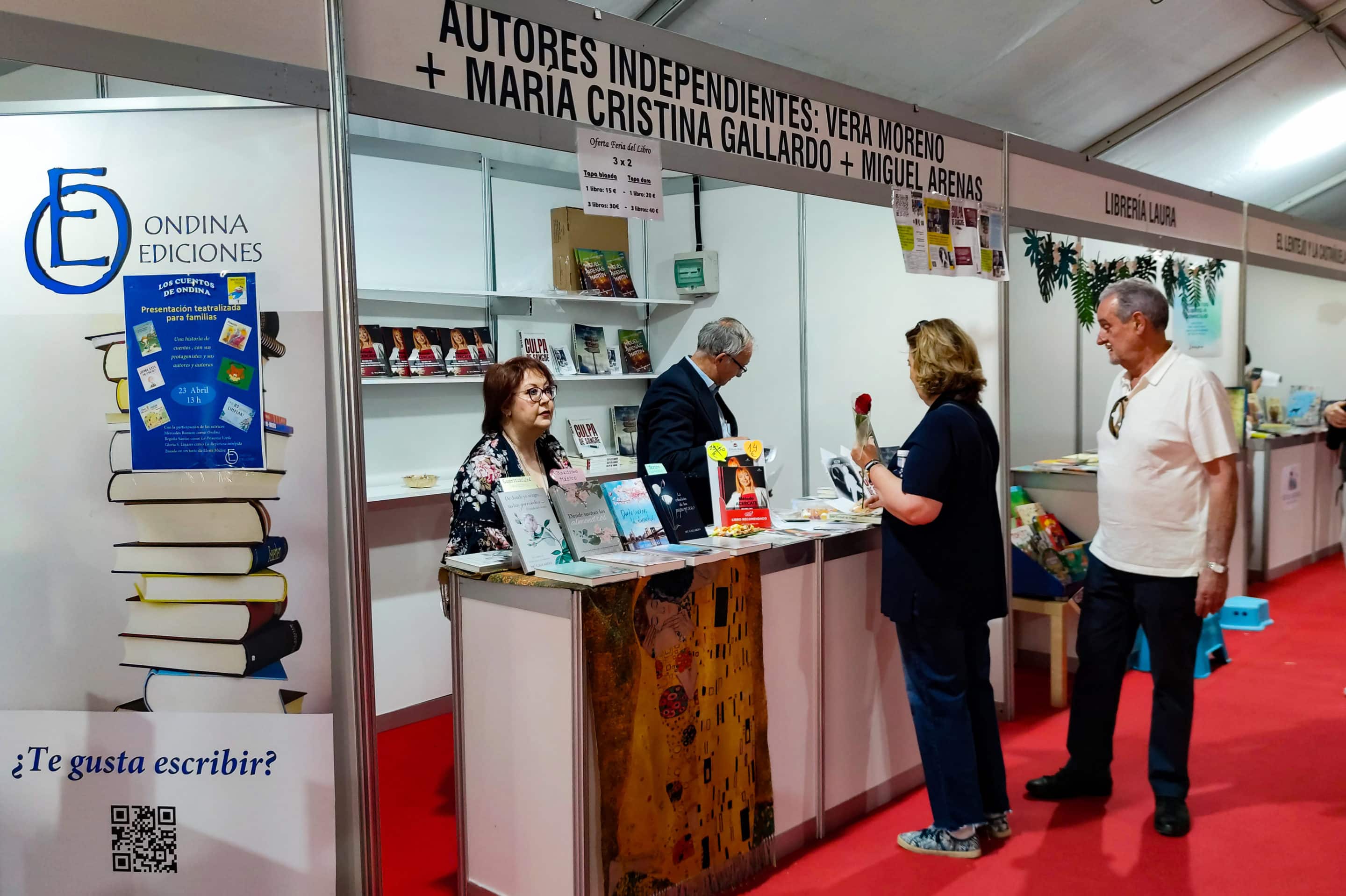 Visitantes de la feria durante el día del libro