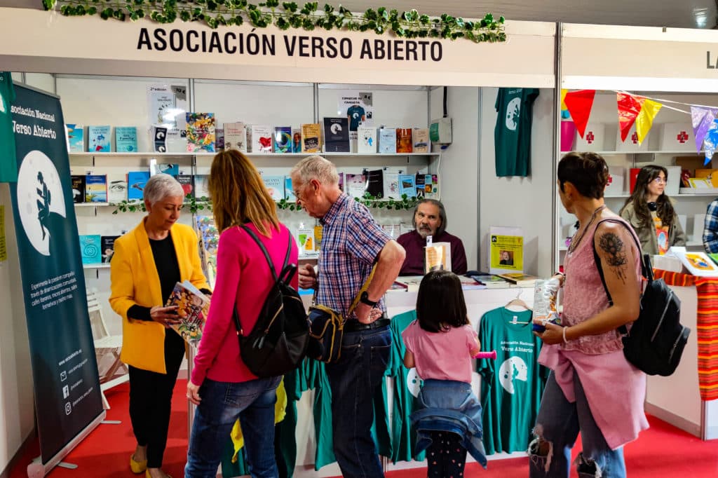 Los vecinos observan las propuestas de las distintas casetas durante la Feria del Libro