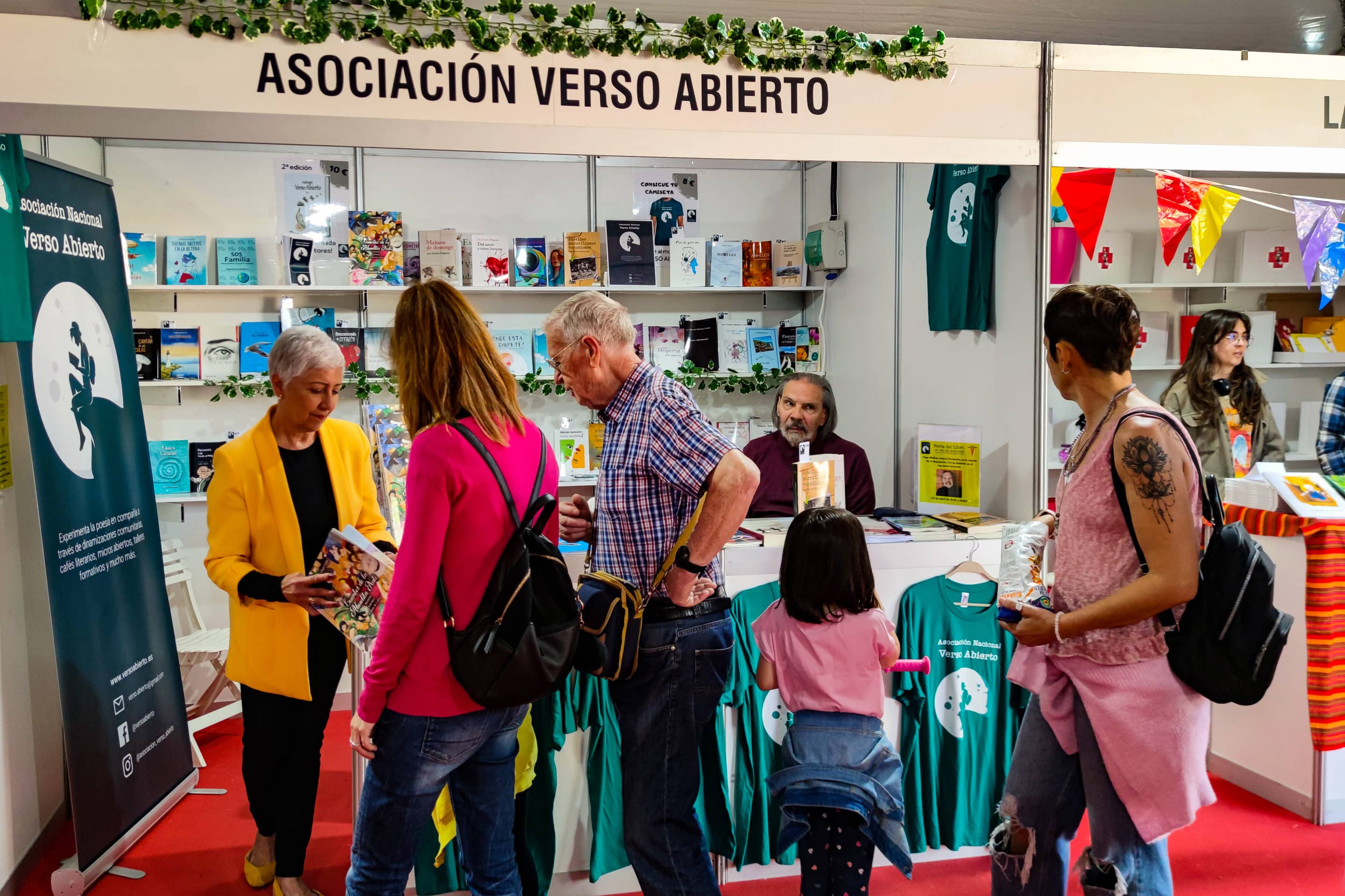 Los vecinos observan las propuestas de las distintas casetas durante la Feria del Libro