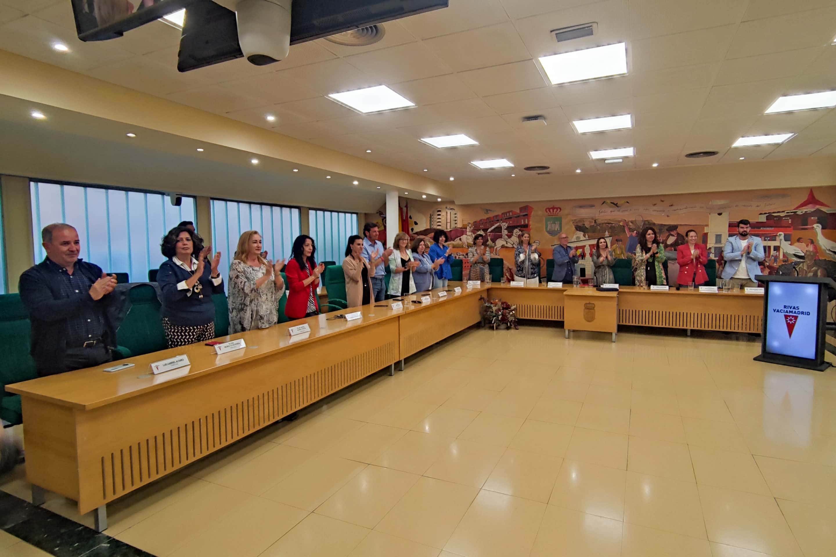 Los integrantes de la actual corporación aplauden a los concejales y concejalas de 1995