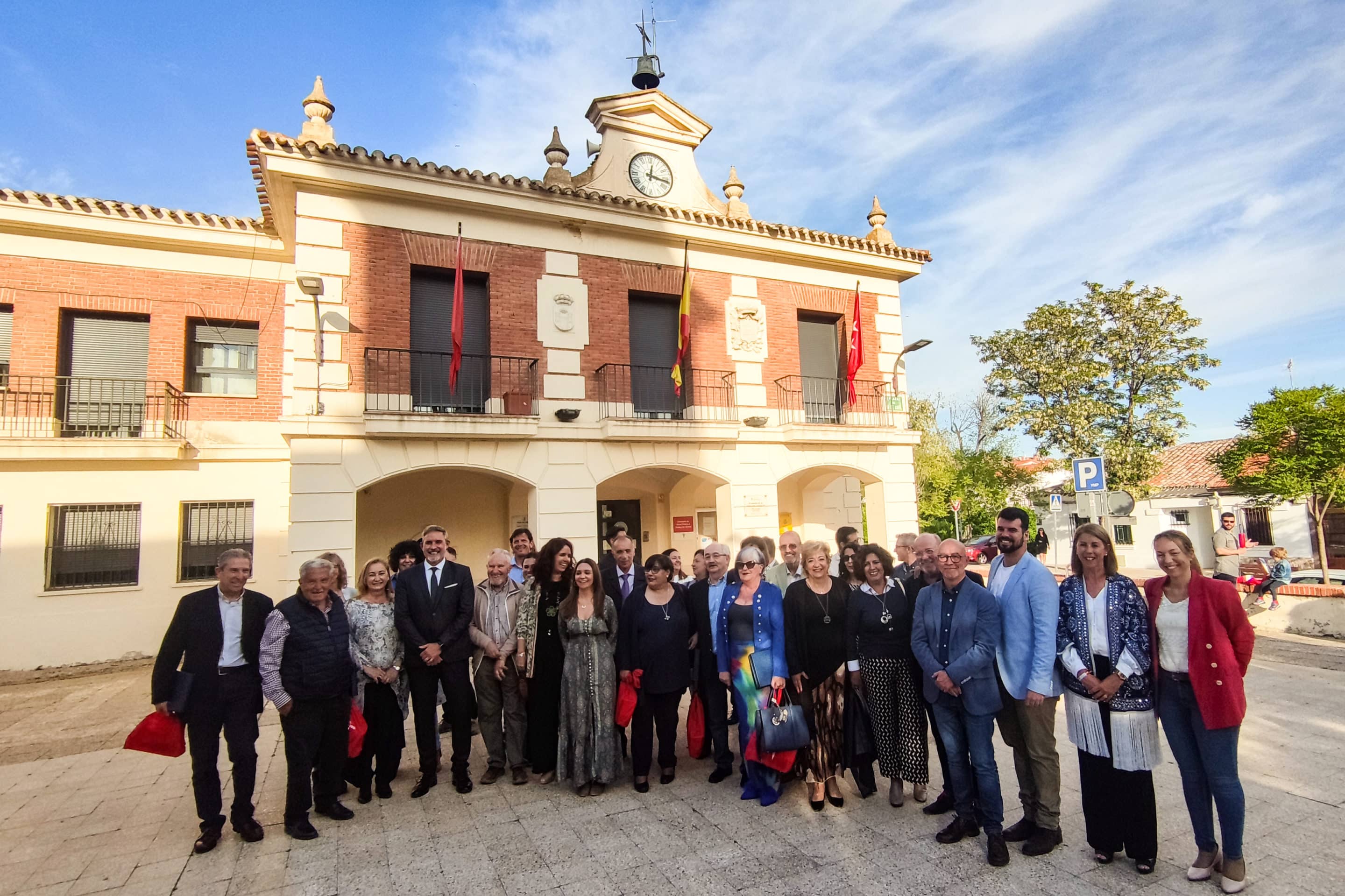 Concejales y concejalas de la corporación de 1995-1999 junto a los  actuales