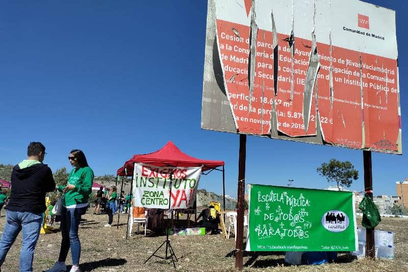 Pancartas en la concentración festiva organizada en la parcela del IES Margarita Salas