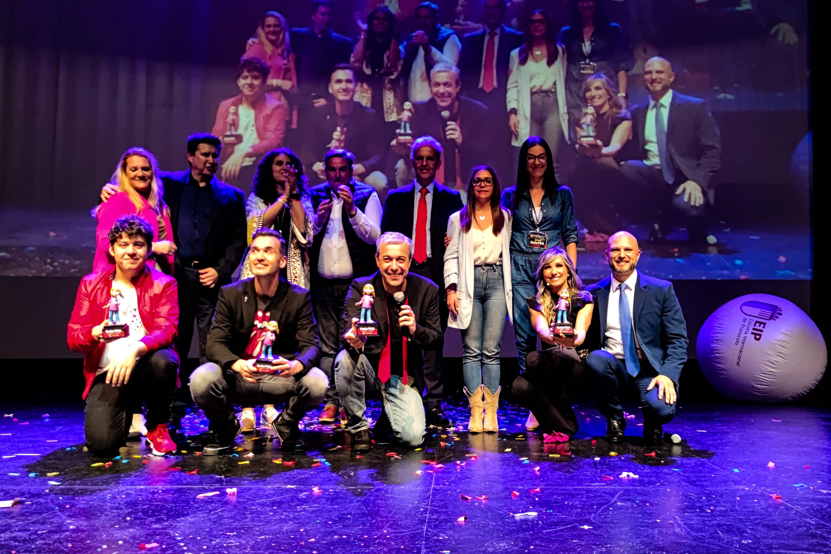 Aída Castillejo y Mónica Carazo junto con los miembros de SuresTEA y los artistas invitados a la gala
