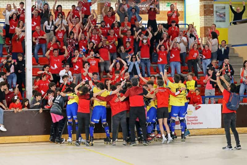 Los jugadores del CP Rivas Las Lagunas celebran el título con su afición desplazada a Alcobendas (foto: Luis Velasco, RFEP).