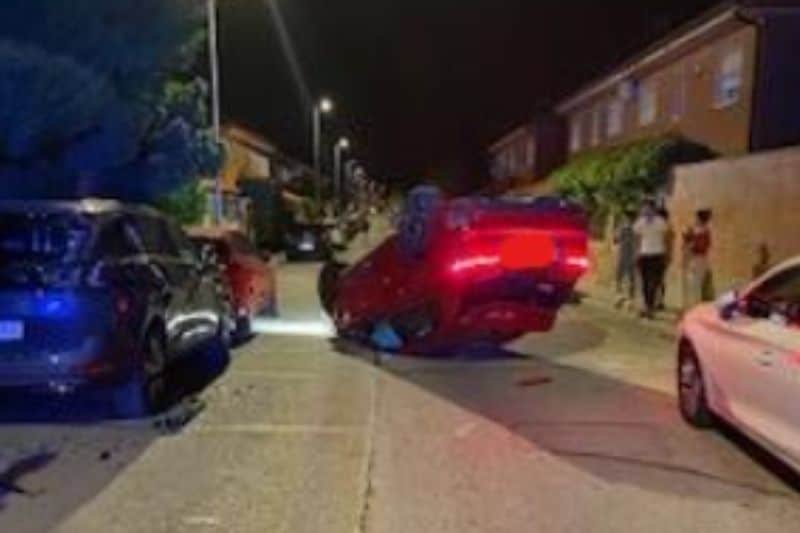 Un coche vuelca en la calle de Barcelona de Rivas y daña a otros cinco vehículos