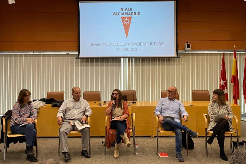 Aída Castillejo, en el centro, preside la sesión del Observatorio de la Movilidad del 12 de abril