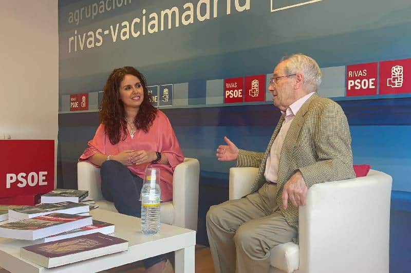 Mónica Carazo y Armando Rodríguez Vallina durante el acto de homenaje organizado por el PSOE de Rivas