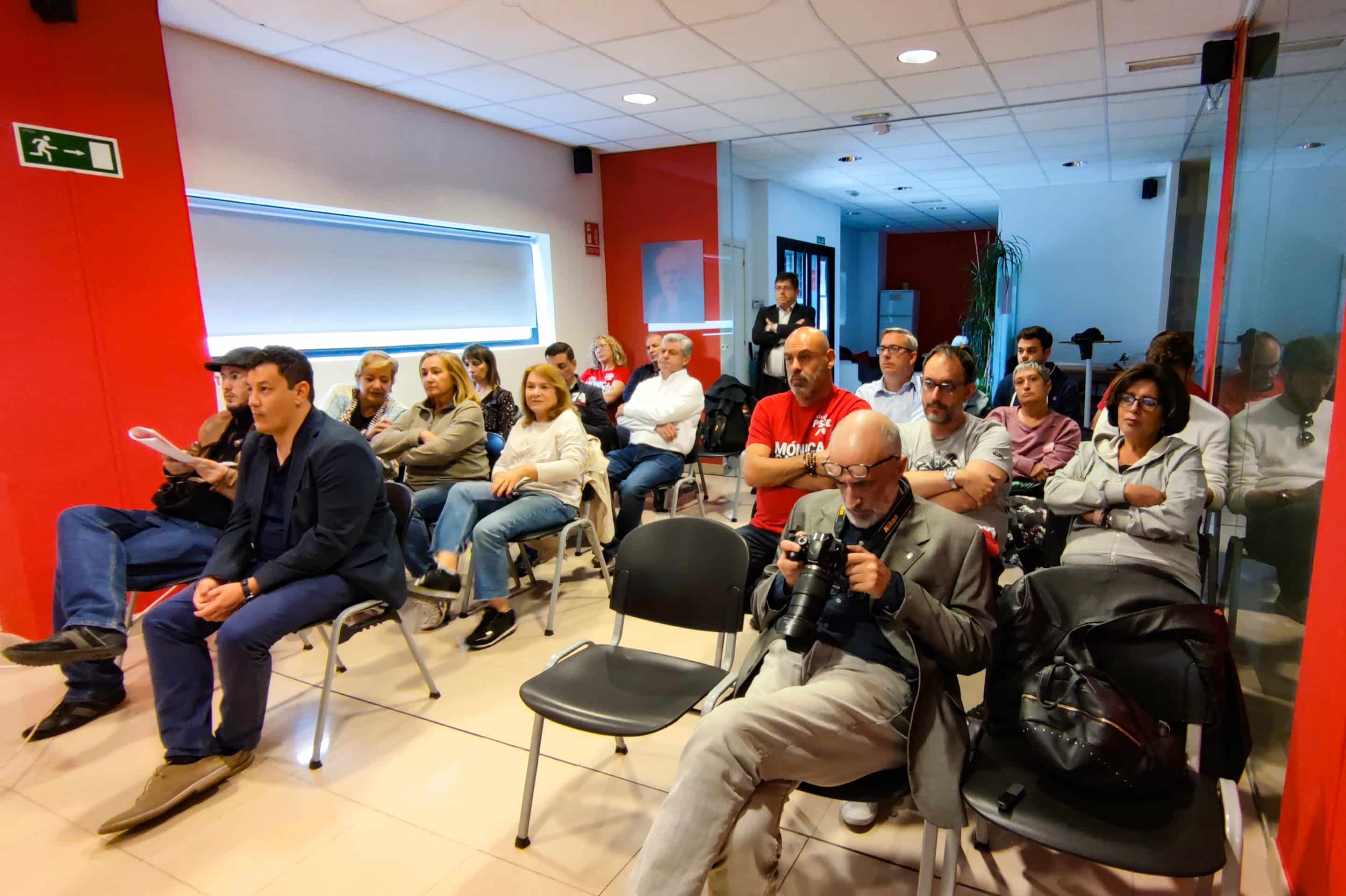 Asistentes al acto de presentación del programa en la sede local del PSOE
