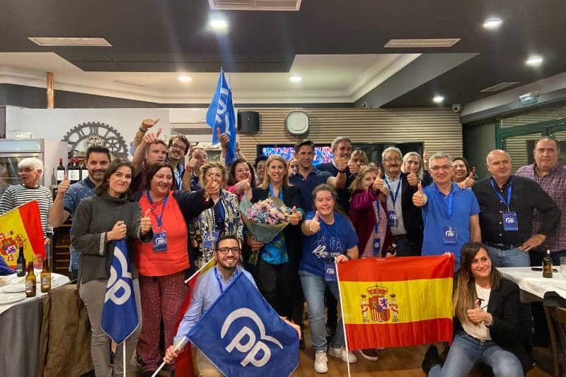 El Partido Popular de Rivas, celebrando su victoria electoral en las municipales.