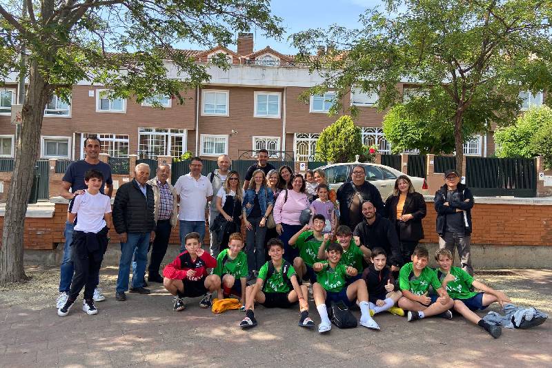 Las familias y jugadores del equipo de fútbol sala del colegio Luyfe