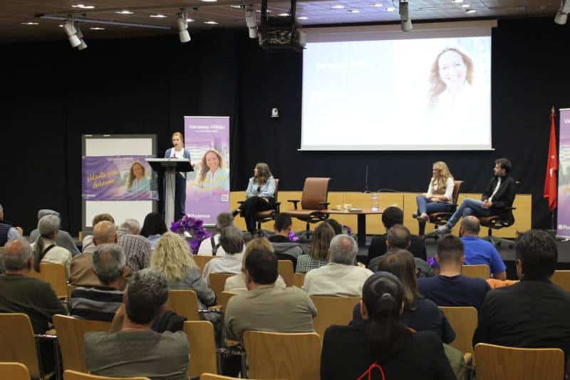 Lilith Verstrynge habla durante el acto central de la campaña de Podemos Rivas