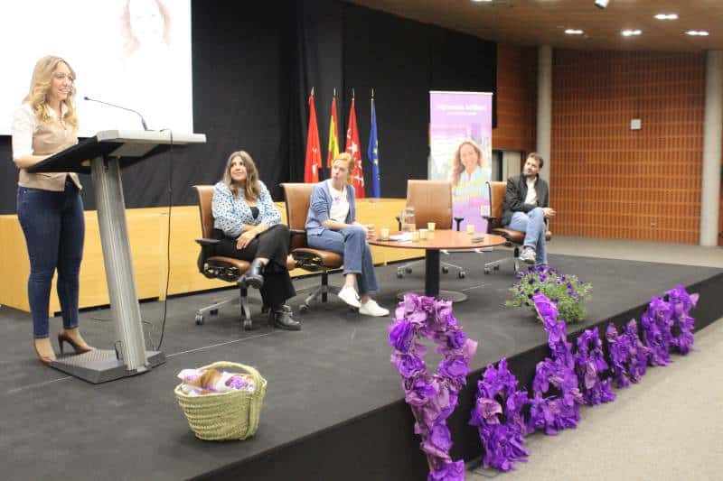 Vanessa Millán es escuchada por sus compañeros en el acto de campaña de Podemos Rivas