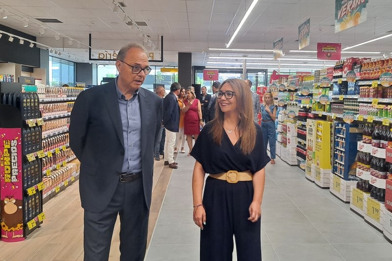 El director general de Ahorramas, Eusebio Rubio, y la alcaldesa de Rivas Vaciamadrid, Aída Castillejo, durante la inauguración de la nueva tienda de la calle Lolo Rico 
