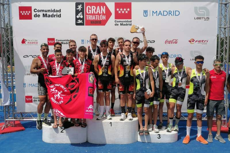 El equipo masculino de Diablillos de Rivas, en lo más alto del podio del campeonato de Madrid