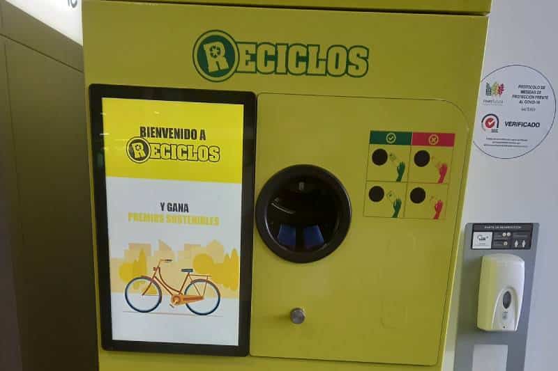 Reciclar latas y botellas tiene recompensa en el Parque Rivas Futura: así funciona su máquina Reciclos