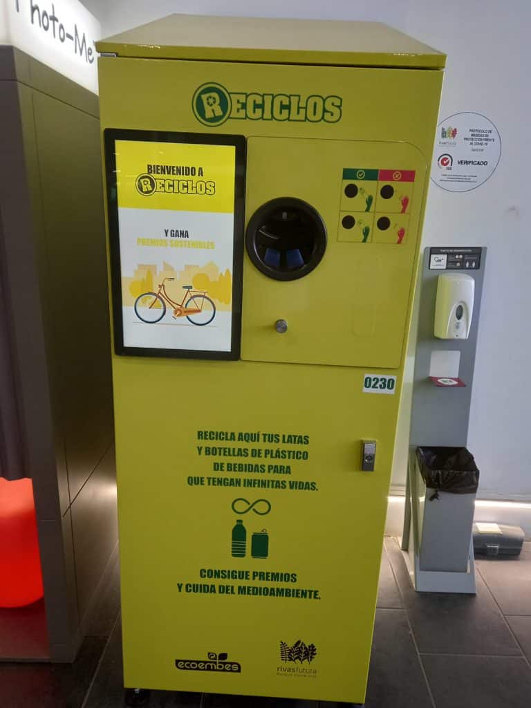 La máquina de Reciclos está situada en la entrada del parking del parque comercial Rivas Futura.