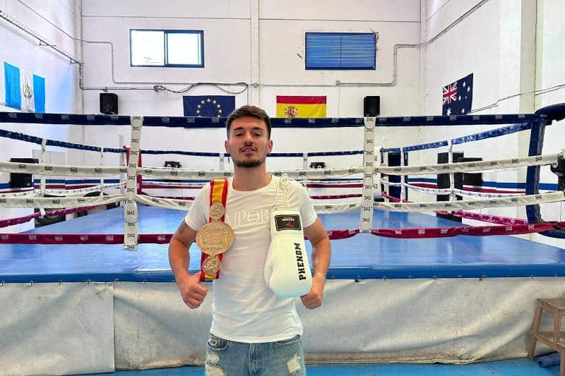 Antonio Collado, con su cinturón de campeón de España