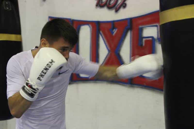 Antonio Collado, golpeando al saco de boxeo