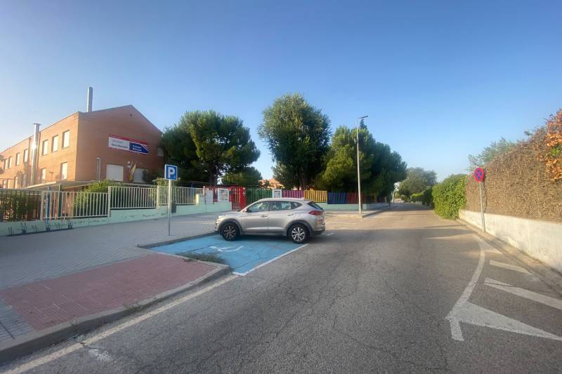Acceso al colegio Mario Benedetti, zona incluida en la transformación del entorno del centro educativo