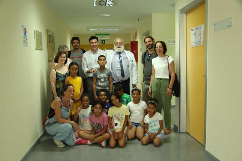 El director médico y el director de enfermería del hospital del Sureste junto a algunos niños sahrauis de Rivas y sus familias de acogida