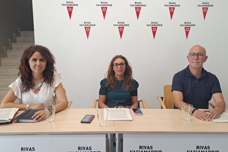 La alcaldesa de Rivas, Aída Castillejo, flanqueada por Mónica Carazo, vicealcaldesa, y José Alfaro, portavoz del Gobierno