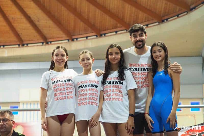 Nadadoras de la A.D. Rivas Natación en el campeonato estatal en categoría alevín