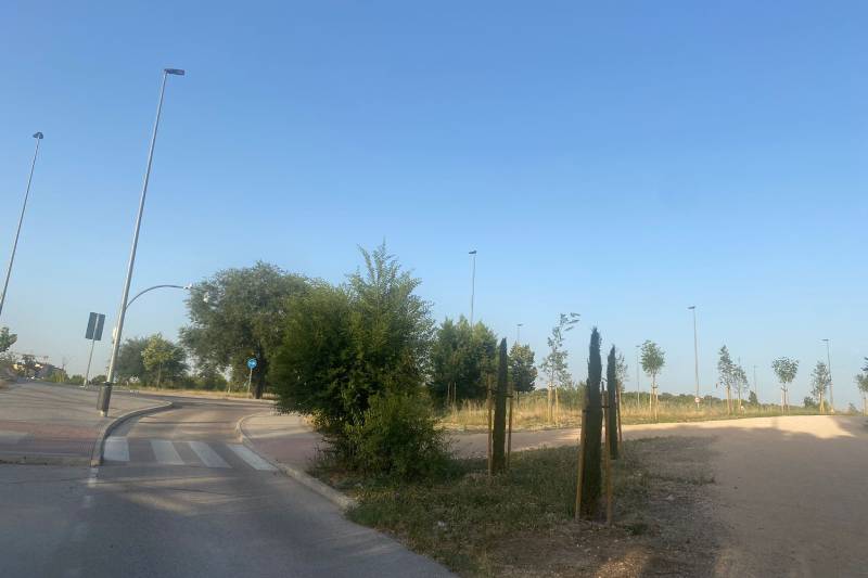 El tramo del camino de la Partija que conecta con Víctimas del Terrorismo y a la derecha, la nueva zona verde.