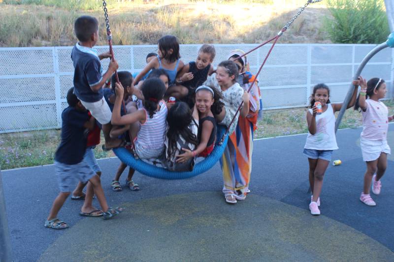 Niños y niñas saharauis y ripenses disfrutan de la zona infantil de la Casa de Asociaciones