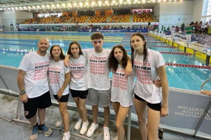 Las nadadoras y el nadador de la A.D. Rivas Natación en el campeonato de España junio y absoluto junto a su entrenador