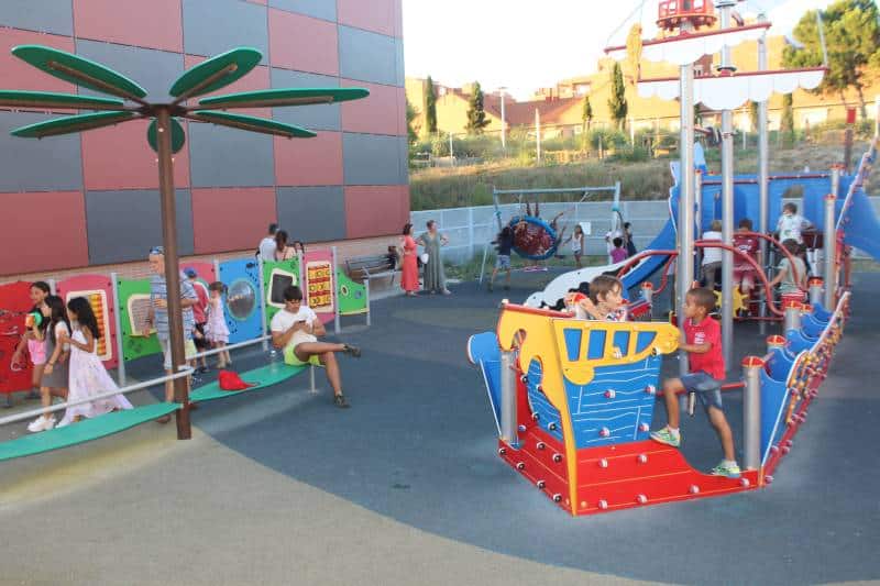La zona de juegos de la Casa de Asociaciones, espacio de convivencia de los niños ripenses y los saharauis
