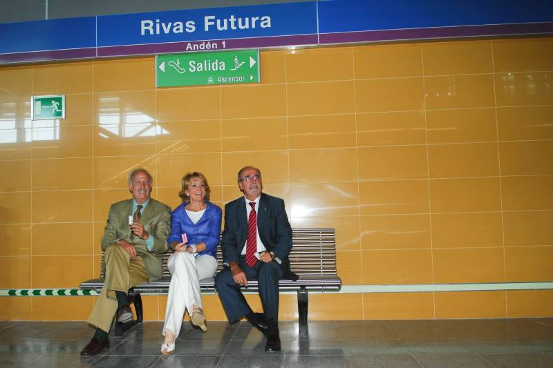 De izquierda a derecha, José Ignacio Echeverría, Esperanza Aguirre y José Masa, en la inauguración de la estación de Metro