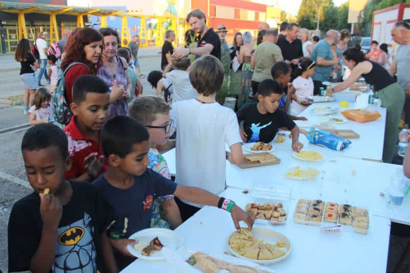 Los niños saharuis y las familias ripenses disfrutan de la merienda en la fiesta de bienvenida