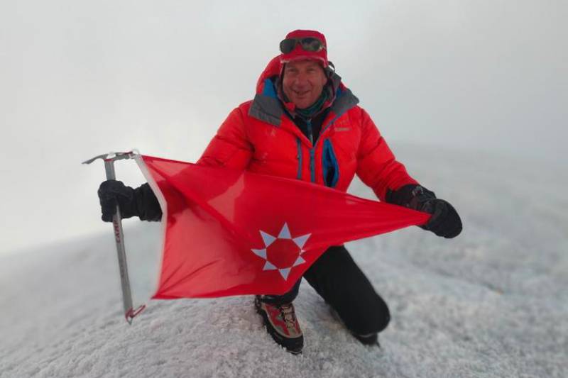 El alpinista Juancho Cuenca ondea la bandera de Rivas en la cumbre del monte Ararat