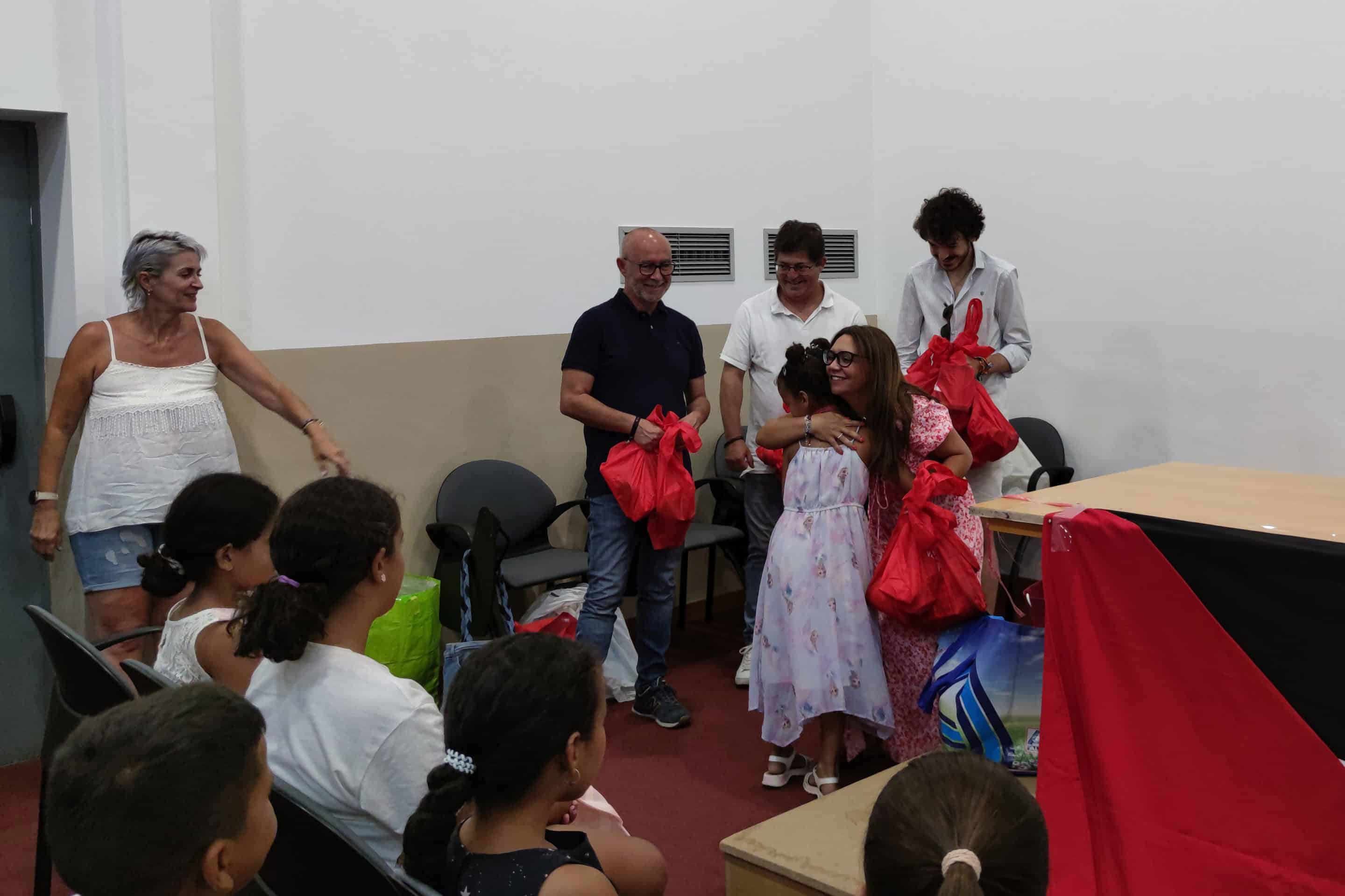Miembros de la corporación municipal entregan regalos a los niños y niñas de Vacaciones en Paz