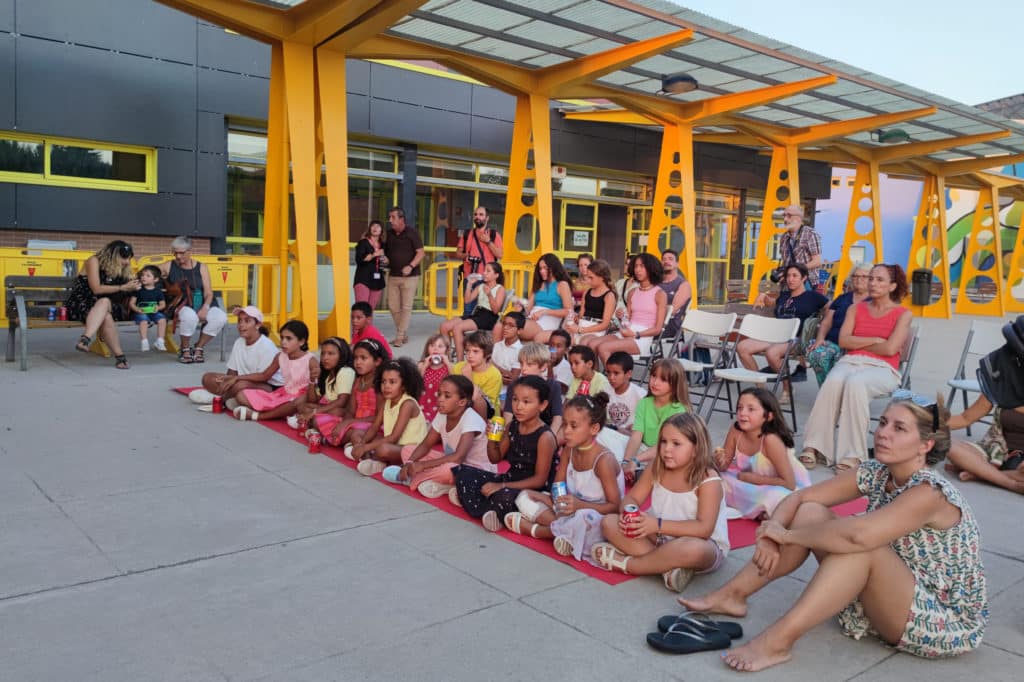 Los niños y niñas saharauis disfrutaron de un espectáculo de circo durante su despedida