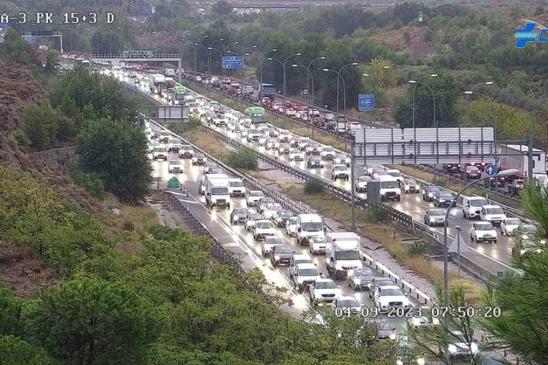 La lluvia provoca atascos y cortes de la línea de Metro en Rivas