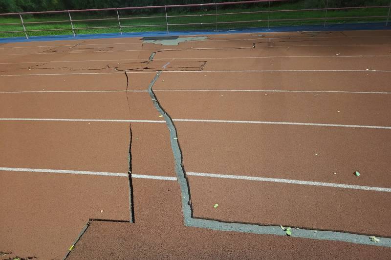 Grietas en la pista de atletismo del polideportivo Cerro del Telégrafo