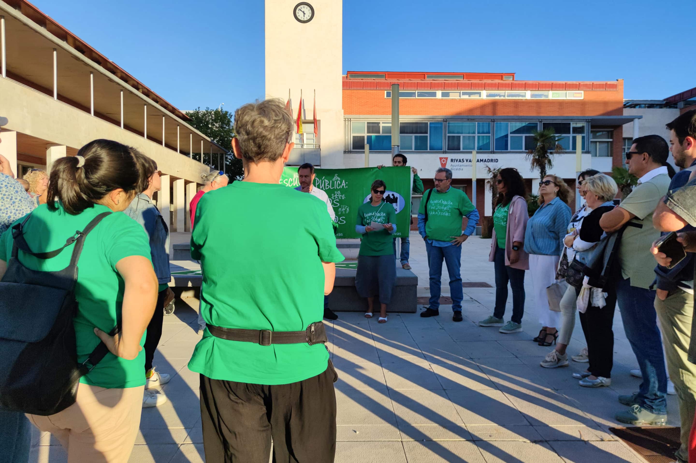 Una treintena de personas se concentran para protestar por un inicio de curso con deficiencias