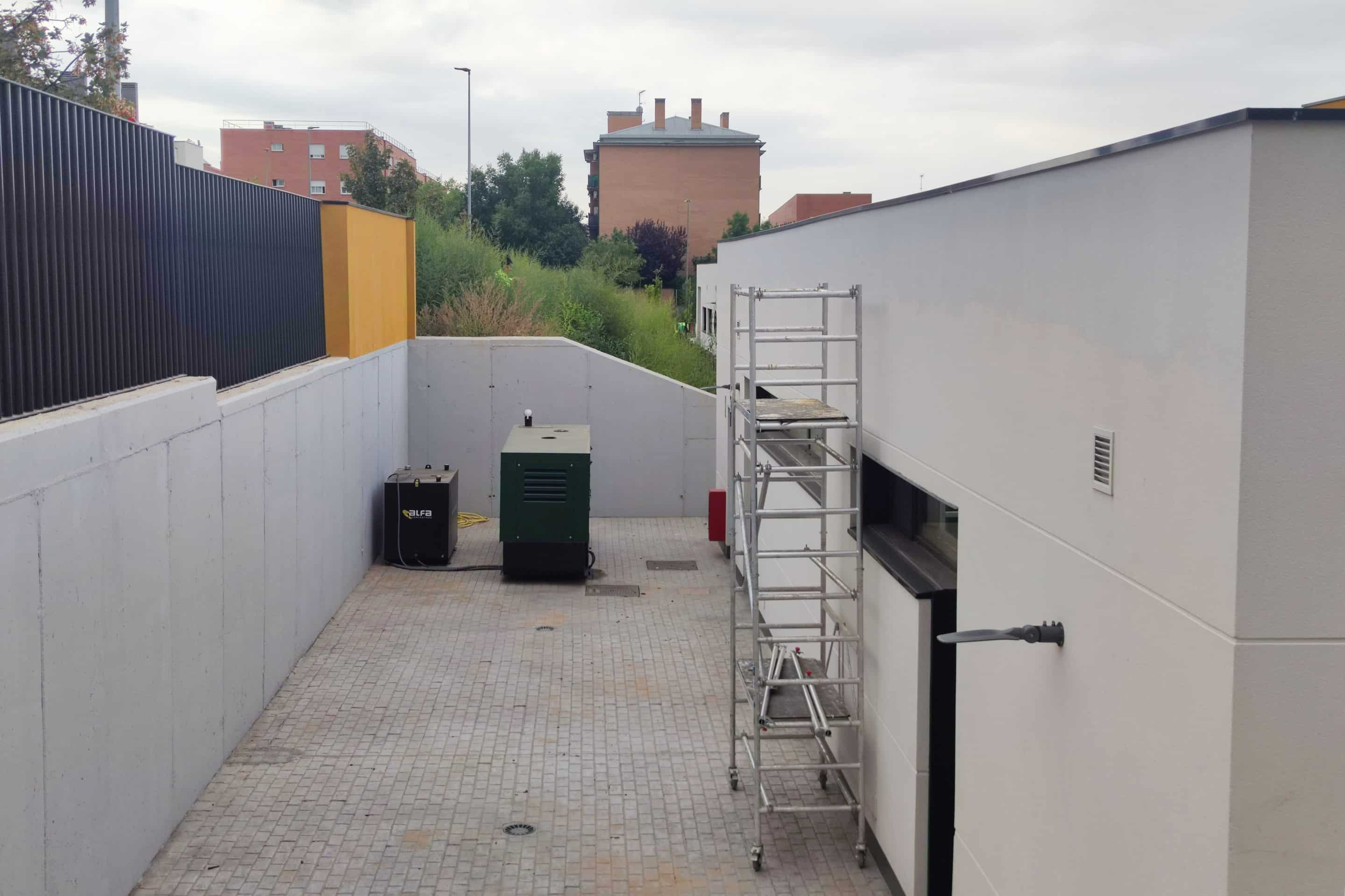 Un generador eléctrico proporciona, por el momento, la electricidad al centro