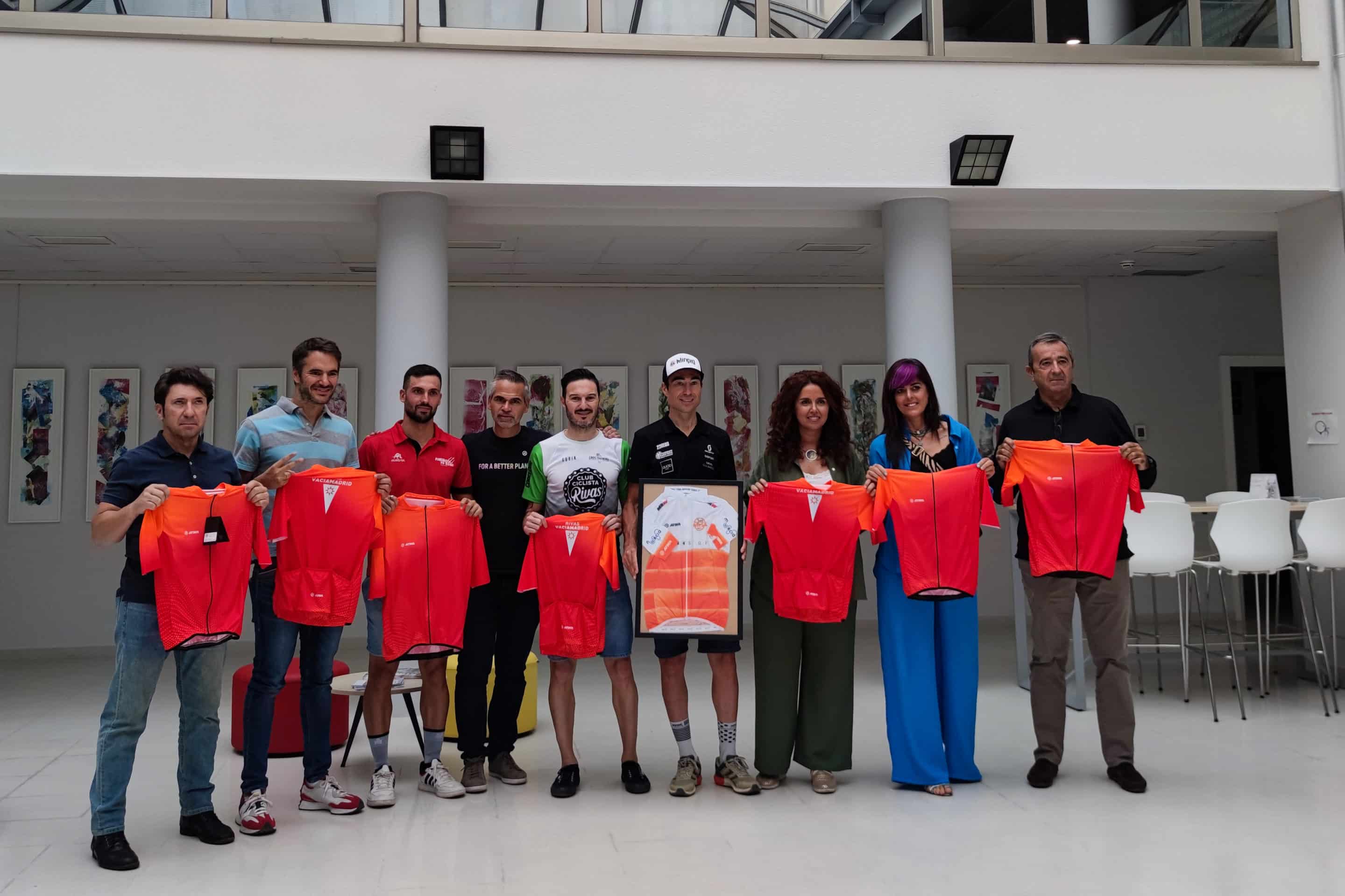 La organización del evento ha entregado un maillot firmado a la concejala de Deportes, Mónica Carazo