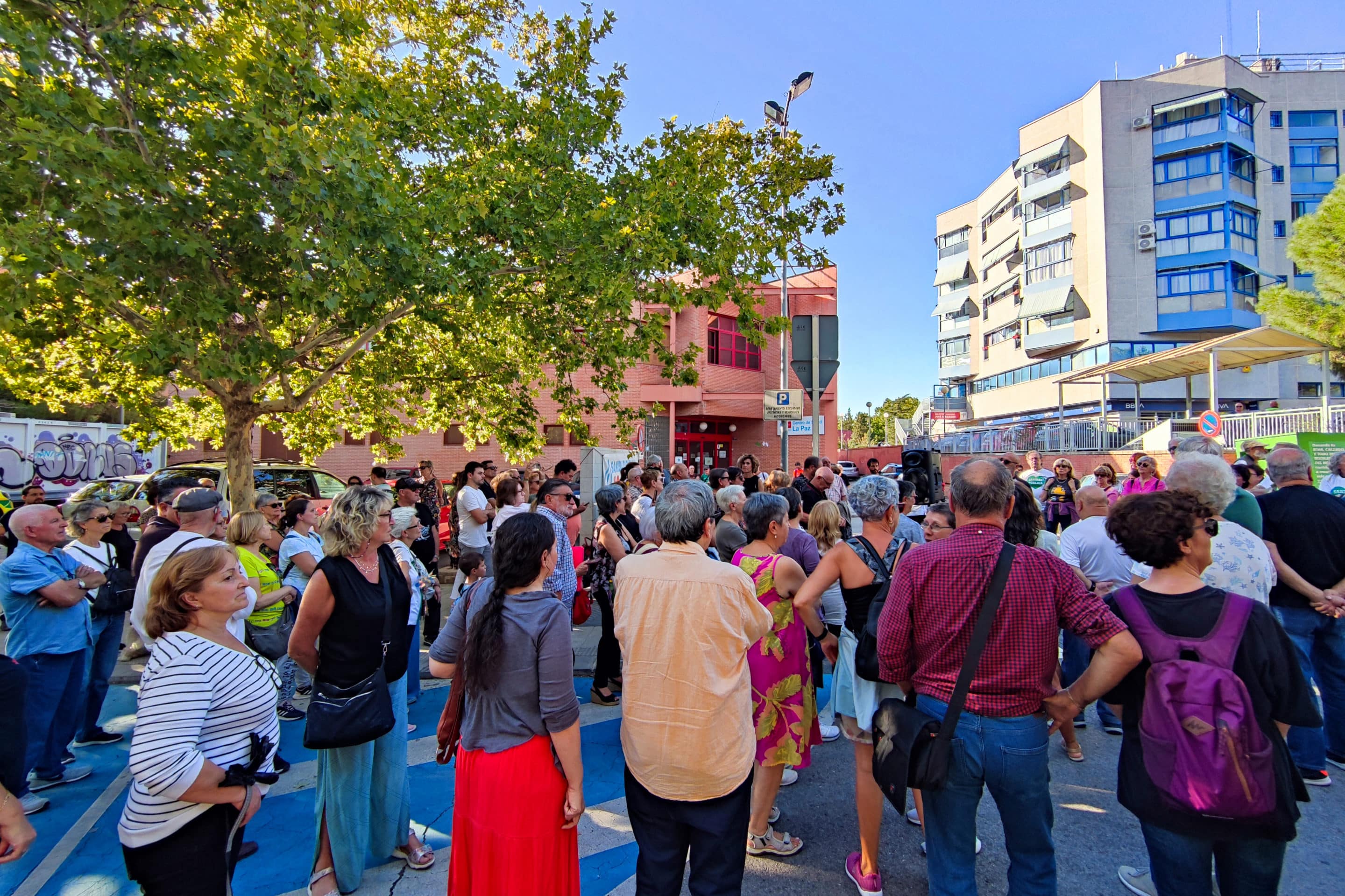 Más de un centenar de personas se manifiestan en defensa de la sanidad pública