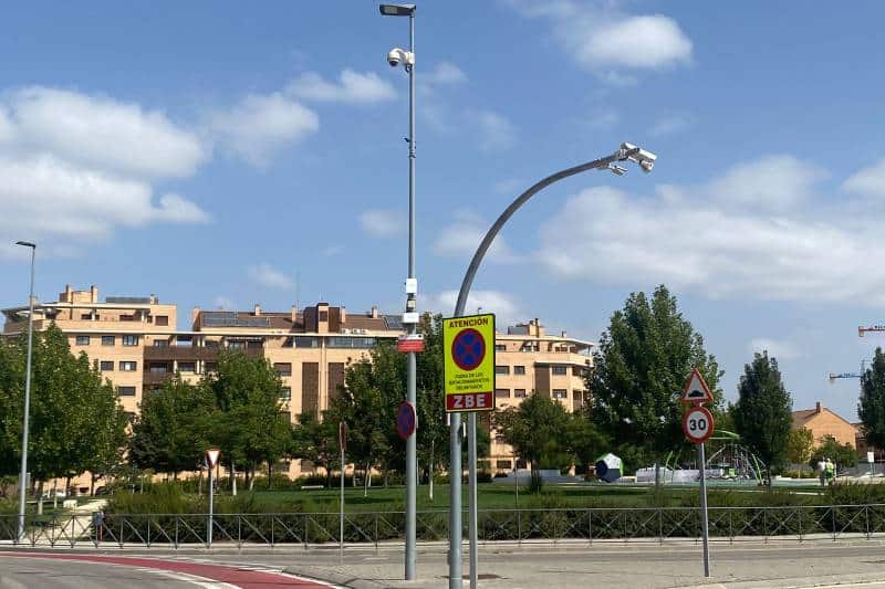 Estación fija de la red municipal para el control de la contaminación, junto a la CEM Hipatia
