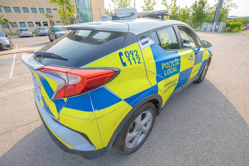 Coche de la Policía Municipal con un medidor de la calidad del aire