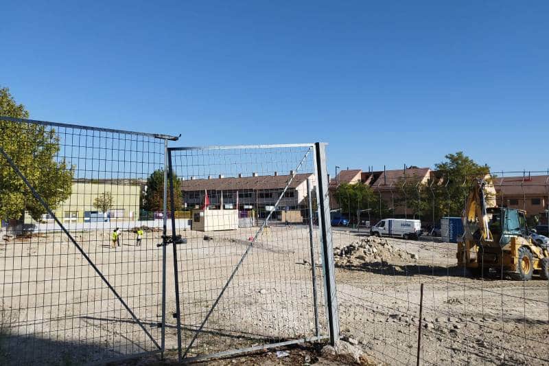 Otra vista de la parcela de la discordia junto al CEIP José Iturzaeta
