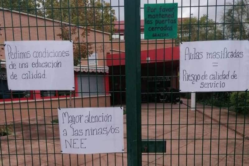 Carteles en la valla de la escuela infantil Patas Arriba