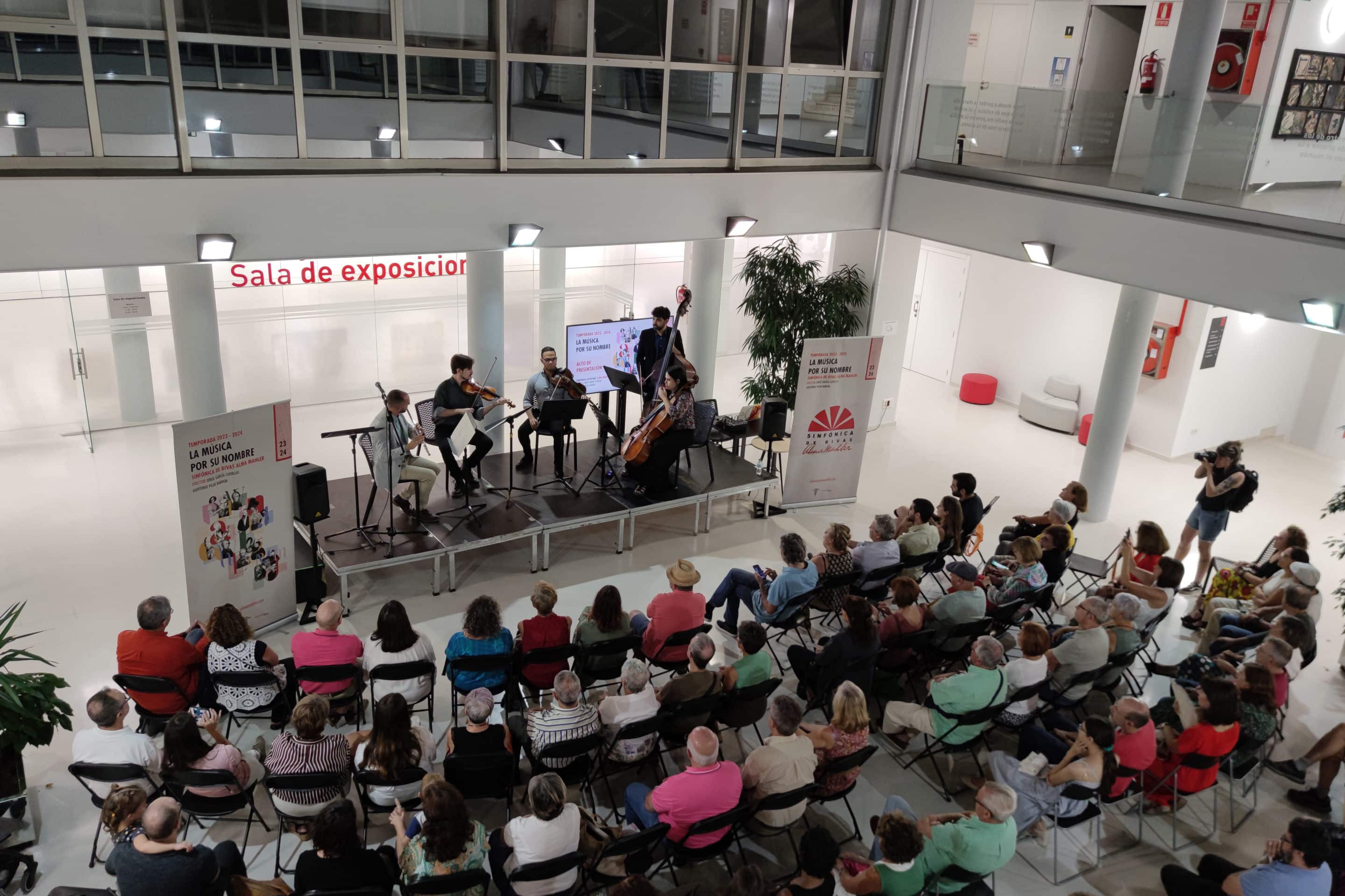 Varios miembros de la orquesta ofrecieron un pequeño recital de muestra a los asistentes