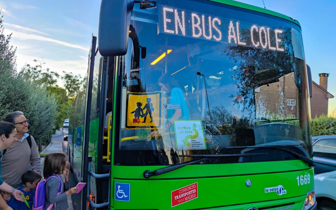 Primer día ‘en bus al cole’: tres centros de Rivas estrenan las rutas escolares municipales